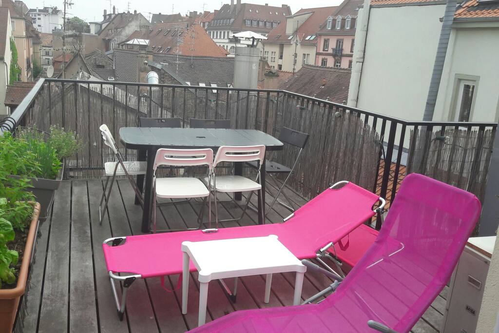 grande terrasse avec vue sur la cathédrale