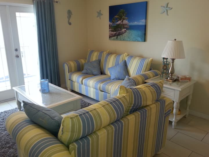 Chambre familiale avec portes-fenêtres qui mènent au balcon.