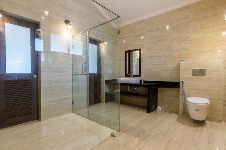 Full bathroom 1 image 1