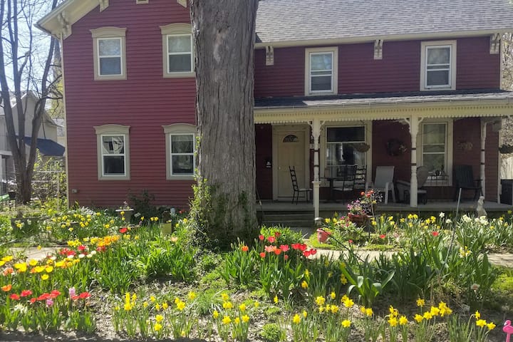 Four Bdr historic home - Small town America