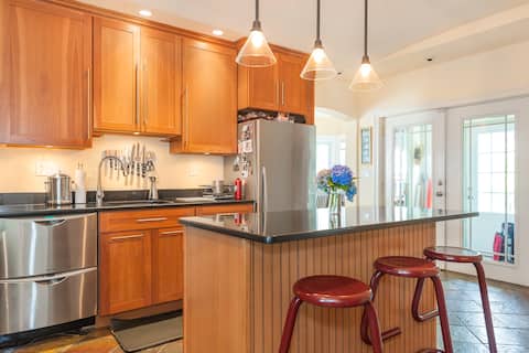 Victorian house near Harvard Sq + parking for 2