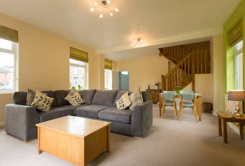 Top Airbnb: The Coach House, in Quiet Village, Private Garden in Farnley & Wortley