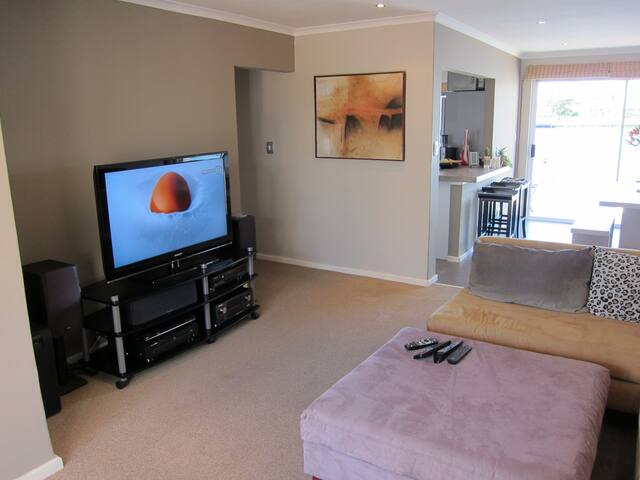 Woodbridge Island Townhouse in private estate. gallery image 2