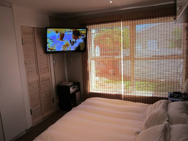 Woodbridge Island Townhouse in private estate. gallery image 3