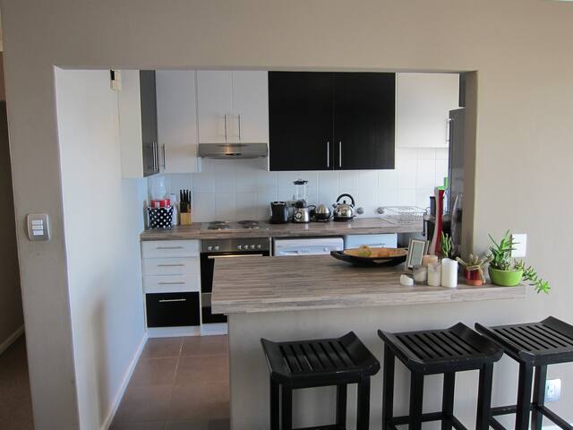 Woodbridge Island Townhouse in private estate. gallery image 4