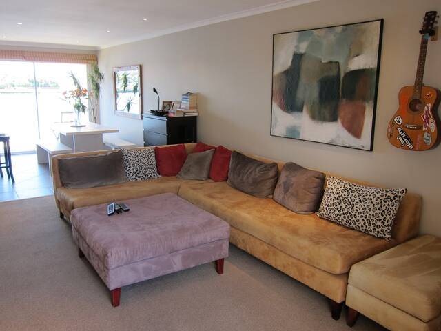 Woodbridge Island Townhouse in private estate. gallery image 5