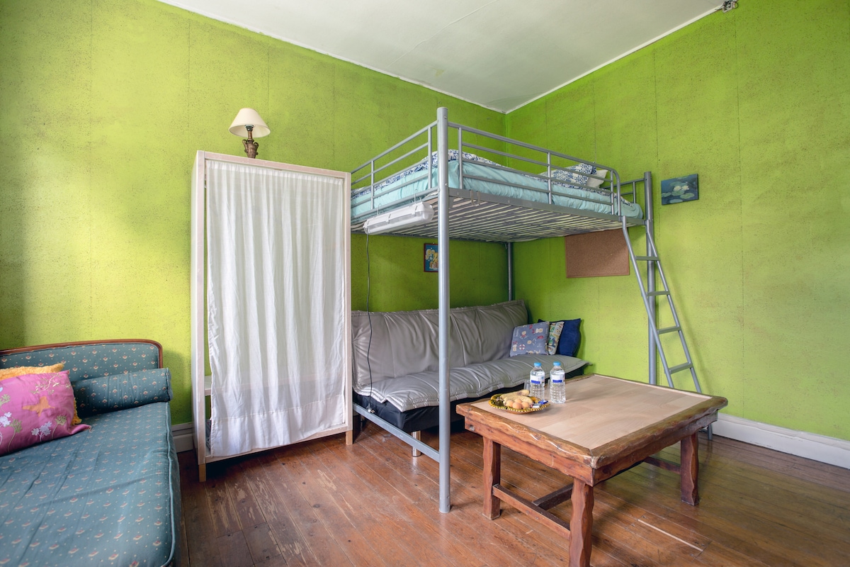 ერთი საძინებელი
გათვლილია 5 ადამიანზე 