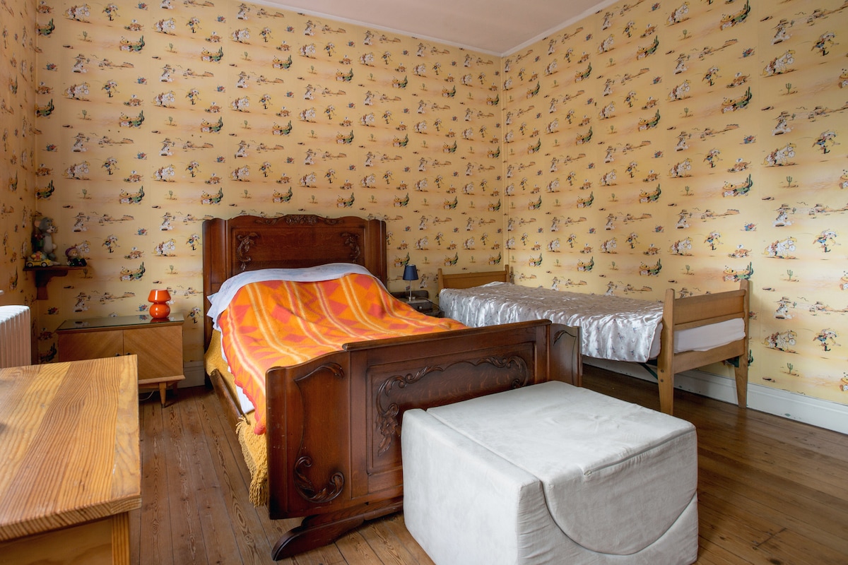 საძინებელი, ხედი უნიტაზიდან, იტევს 3 ადამიანს 
