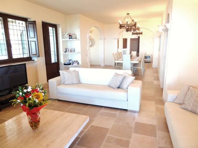 Luxury 3-Bed Villa Heated Pool Sea Views A/C,Wi-Fi gallery image 4