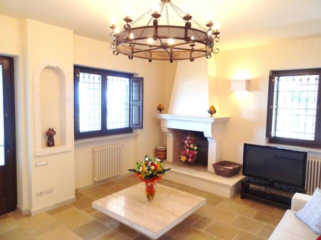 Luxury 3-Bed Villa Heated Pool Sea Views A/C,Wi-Fi gallery image 5