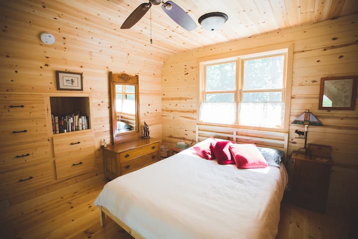 宽敞的阁楼，配有吊扇-从地板到天花板的松木。