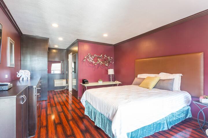 Hollywood Hotel 1 Bed Suite  *202*