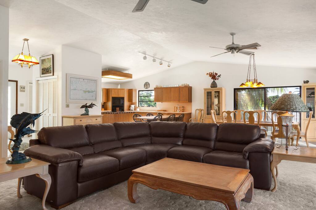 Furniture,Couch,Chair,Coffee Table,Table