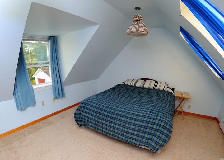 Спалня с двойно легло.  Красива естествена светлина за изкуствата.
