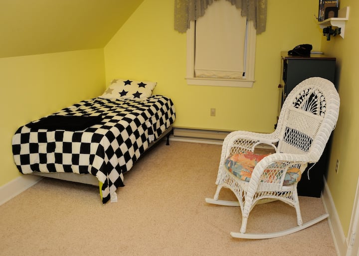 Спалня с 2 единични легла. На разположение са и 2 въздушни матрака.