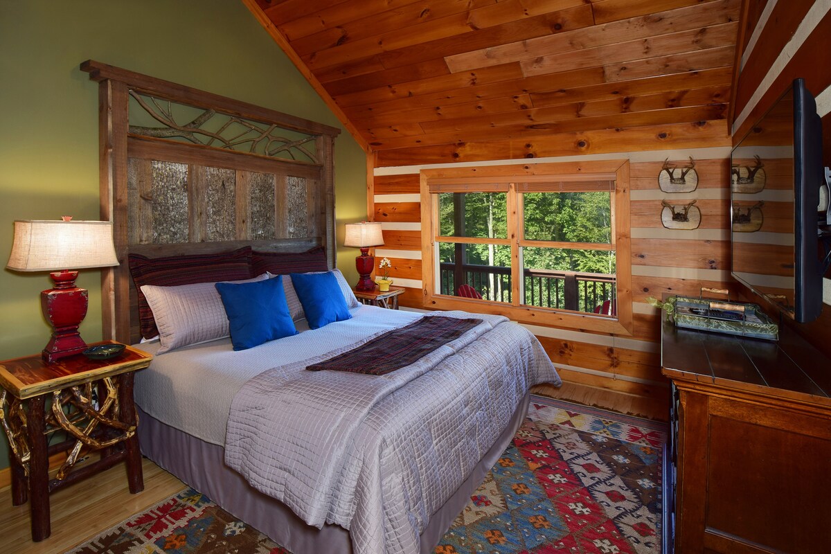 Poseban i izgrađen bračni krevet za glavnu spavaću sobu na glavnoj etaži.