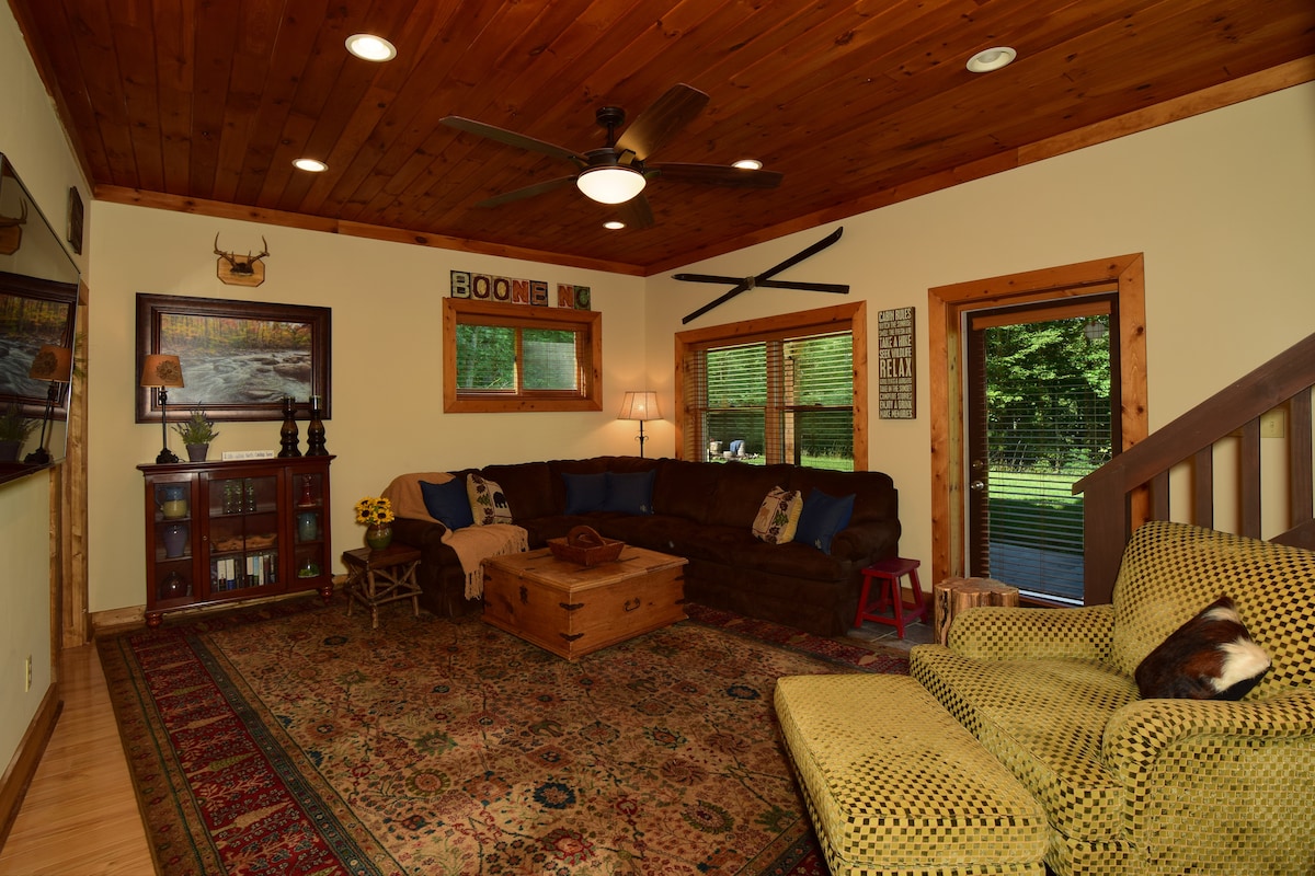 Velika soba u prizemlju s kaučem na razvlačenje i prostorom za obiteljske igre i filmove.