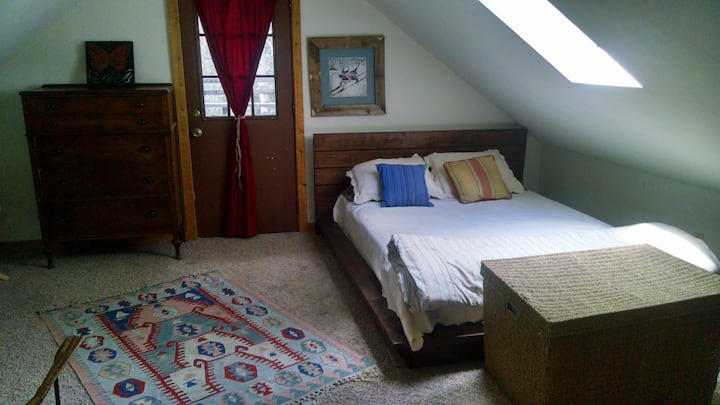 Loft me kuvertë private, dritare prej xhami për të parë yjet gjatë natës dhe krevat shumë të rehatshëm.