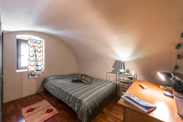 Stanza singola in casa d'epoca in zona centrale