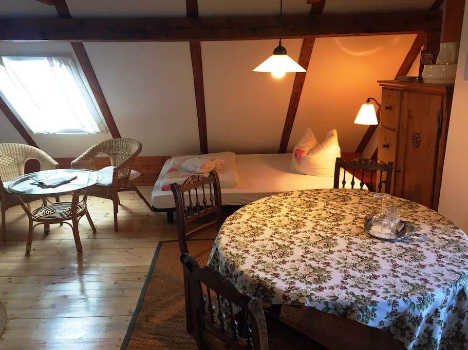 Esstisch mit Platz für 4 Personen und ein gemütliches Bett des Einraum-Appartements