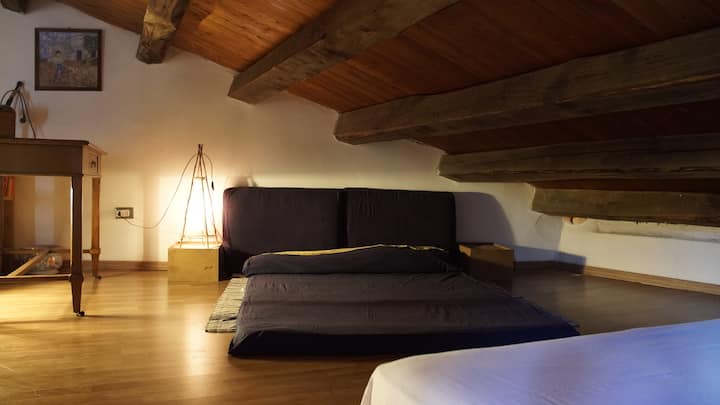 חדר שינה בעליית גג 