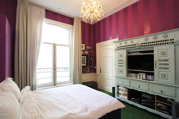 Monumental river-house + backyard gallery image 3