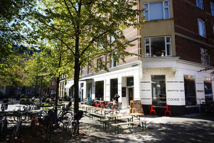 Spacious family-friendly 5-room on shopping street gallery image 4