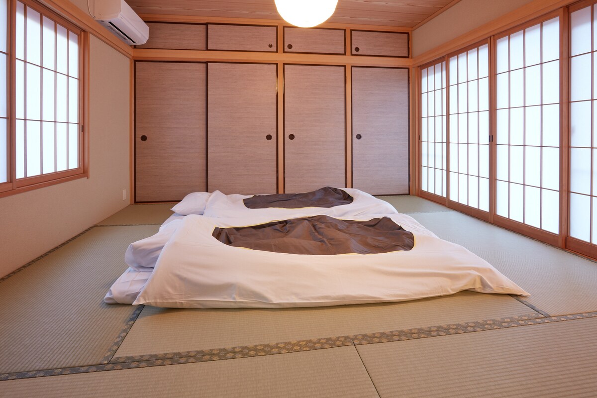 ●地板床垫。它适合您的身体，并保持良好的平衡。消毒、气味和防霉。舒适的家用床垫，无需免费使用。
●被铺为3M Synthate。它比羽绒被更温暖，很舒适！
这是一张◉日式日式日式床垫。（没有床。）