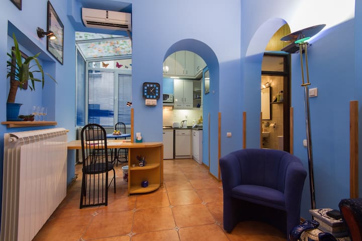 Royal Blue - center, public garage