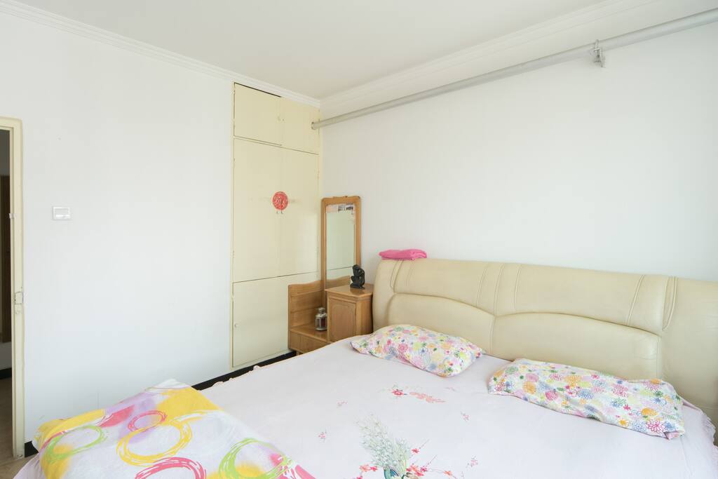The bedroom for booking, with a king size bed, a bed table, a dressing table with mirror, A/C and a desk for writing/laptop.待预订的卧室,包括一个最大号的床,一个带镜子的梳妆台,一个床头柜,空调和一个电脑桌