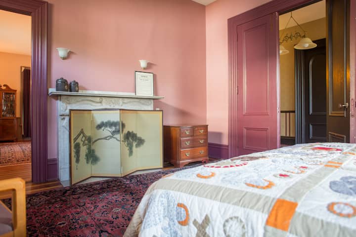 Dormitorio en el primer piso, cama tamaño queen