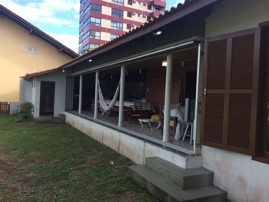 Casa - vista do jardim com chuveiro externo ao fundo