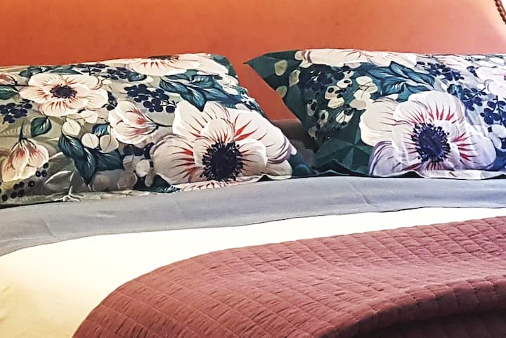 אווירה חמה מאוד למנוחה, מיטת קווין סייז. מצעים מיובאים. מעיל נוסף

