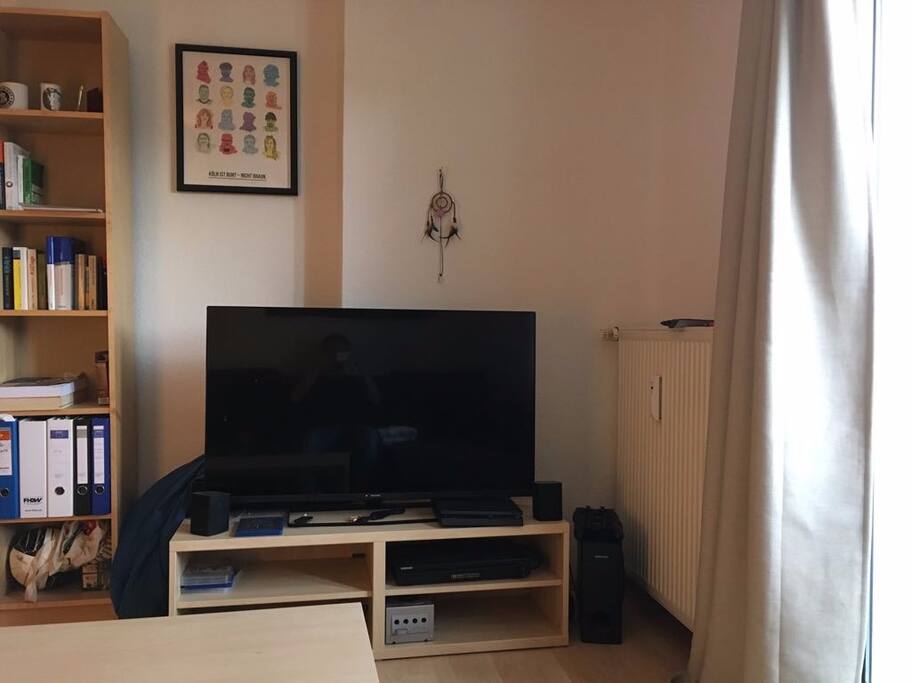 Großer Fernseher mit HIFI Anlage und PlayStation 4.
Flatscreen TV with sound system and PlayStation 4.