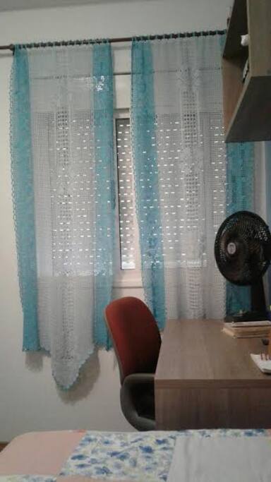 Mesa de estudos com cadeira e prateleira acima