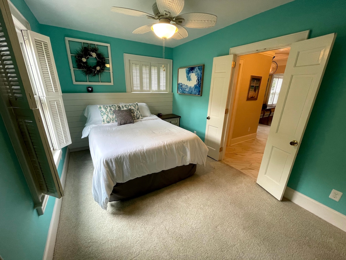 这间卧室位于楼下，附带卫生间。 大门。淋浴很棒！