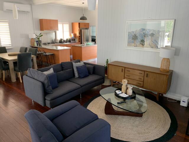 Charming 1920 4Br freestanding Plantation Qldr. gallery image 2