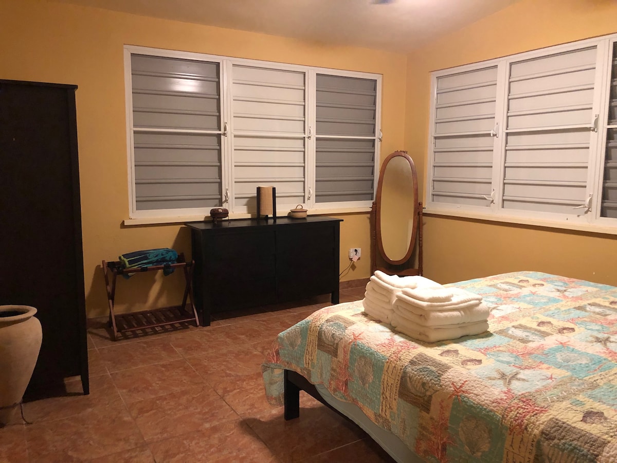 חדר שינה ראשי (מיטת קינג סייז)