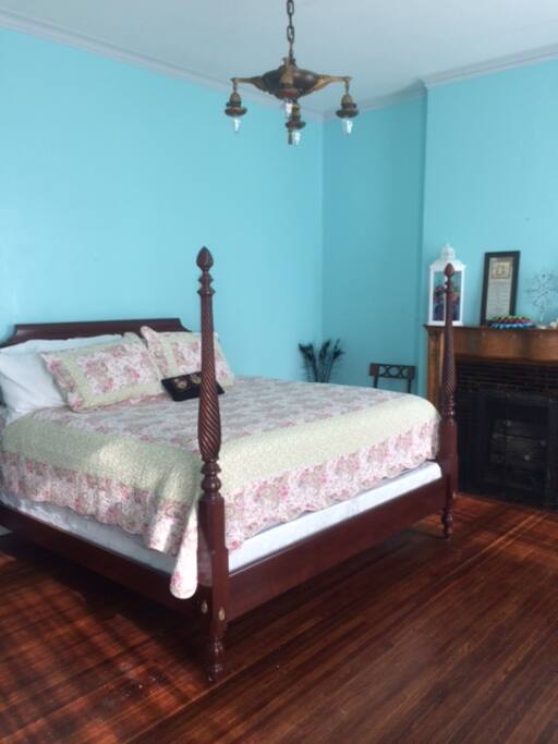 Downstairs Bedroom
King Bed