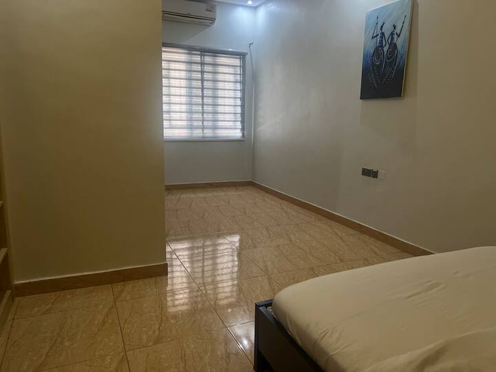 Una habitación de invitados espaciosa.