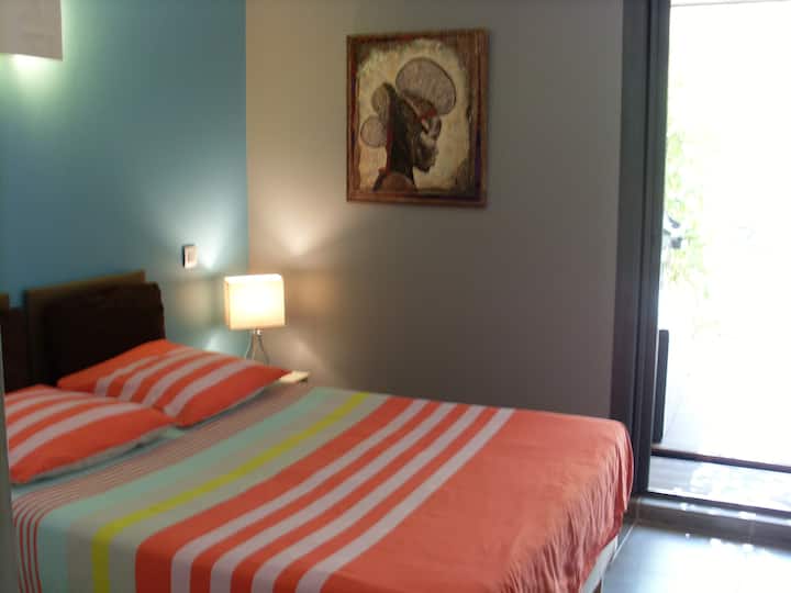 druhá spálňa, veľké úložné skrine s oknami s výhľadom na záhradu