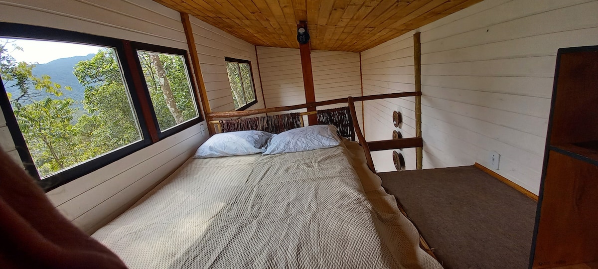 Girau u kojem se nalazi dvostruki madrac.