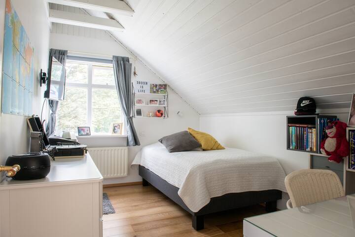 Cama tamaño queen con televisor de pantalla plana de 32 pulgadas y piano eléctrico 