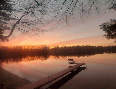 Lakefront log cabin*Hot tub*Sauna*Trails*Dogs ok