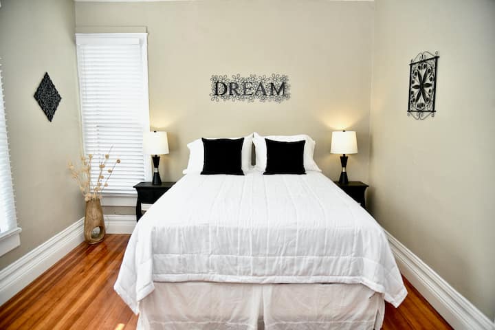 Bedroom #3 queen bed  (2nd floor/upstairs)