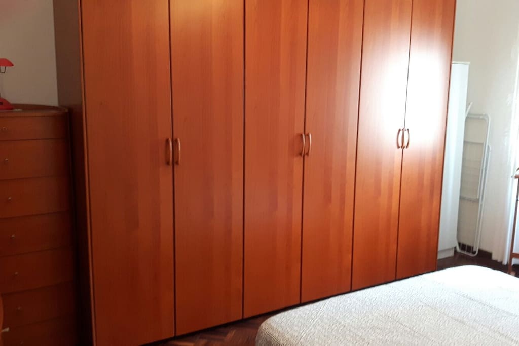 Wardrobe in bedroom. (Guardaroba in camera)
