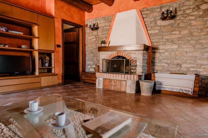 ห้องที่มีเตาผิงพร้อมให้บริการ | 
ห้องนั่งเล่นพร้อมเตาผิง 