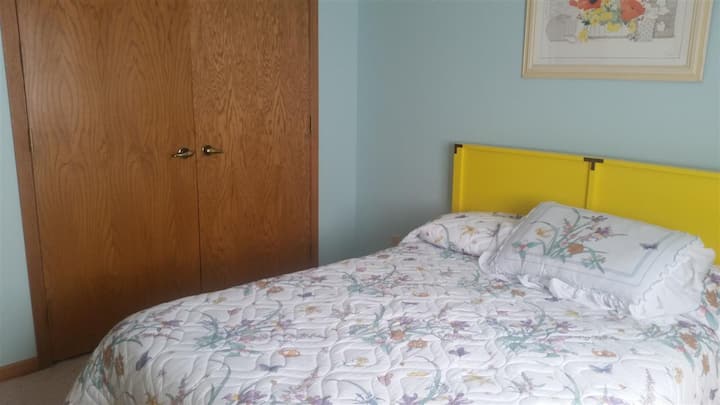 مساحة خزانة وسرير مريح بحجم كوين