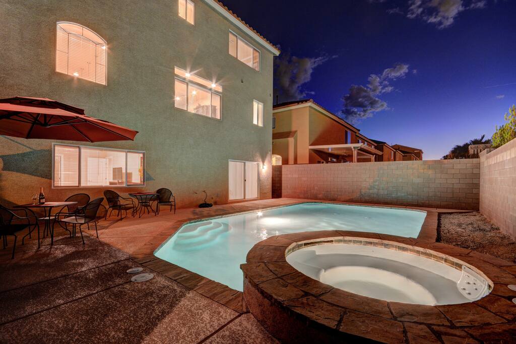 Heated Pool/Spa & Outdoor Grill