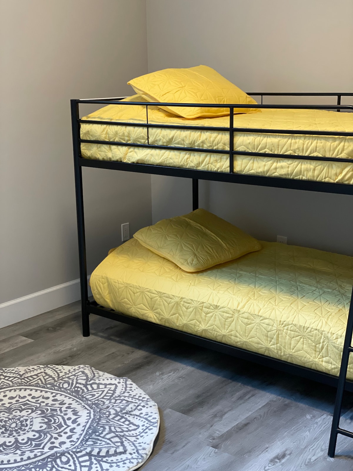 Slaapkamer met twee eenpersoonsbedden 